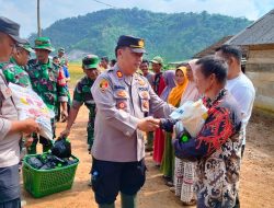 Hadir di Tengah Warga, Kapolsek Pandan Salurkan Bantuan Sosial untuk Lansia di Tapanuli Tengah