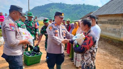 Hadir di Tengah Warga, Kapolsek Pandan Salurkan Bantuan Sosial untuk Lansia di Tapanuli Tengah