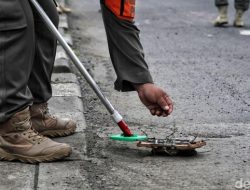 Tindaklanjuti Laporan Warga, Satpol PP Kebayoran Baru Razia Ranjau Paku