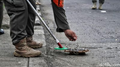 Tindaklanjuti Laporan Warga, Satpol PP Kebayoran Baru Razia Ranjau Paku