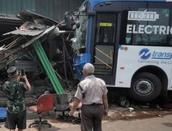 Denting Besi dan Teriakan: Kecelakaan Busway Kembali Terjadi di Pulogebang