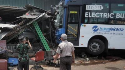 Denting Besi dan Teriakan: Kecelakaan Busway Kembali Terjadi di Pulogebang